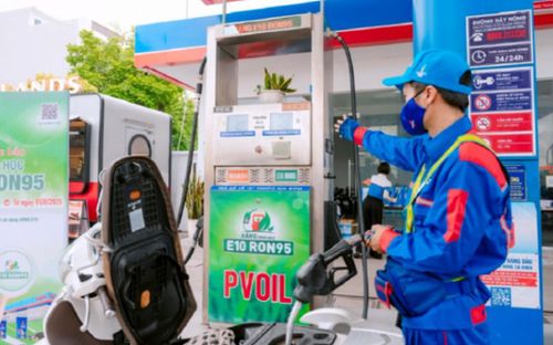 Một doanh nhiệp đã thử nghiệm phân phối E10 tại Hà Nội và Hải Phòng từ đầu tháng 8/2025 và chính thức phân phối toàn hệ thống gần 1000 cửa hàng xăng dầu trên cả nước từ ngày 15/5/2026.