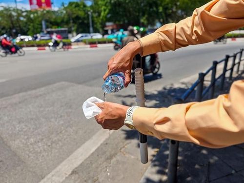 Các chiến sĩ hỗ trợ nhau giải nhiệt, duy trì sức khỏe để tiếp tục làm nhiệm vụ.
