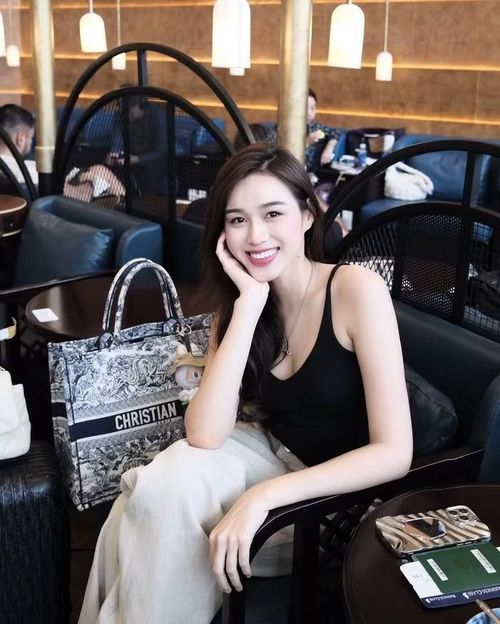 Bên cạnh các mẫu túi trên, Hoa hậu Đỗ Thị Hà cũng thường lựa chọn chiếc Dior Book Tote của Dior làm bạn đồng hành. Tùy phiên bản và kích cỡ, mẫu túi này có giá dao động khoảng 95-120 triệu đồng. Qua bộ sưu tập túi hiệu, có thể thấy Đỗ Thị Hà ưu ái phong cách thanh lịch, hiện đại với những thiết kế đến từ các nhà mốt Pháp đình đám. Người đẹp thường chọn các gam màu nhẹ nhàng, kiểu dáng tối giản nhưng tinh tế, dễ ứng dụng trong nhiều hoàn cảnh khác nhau