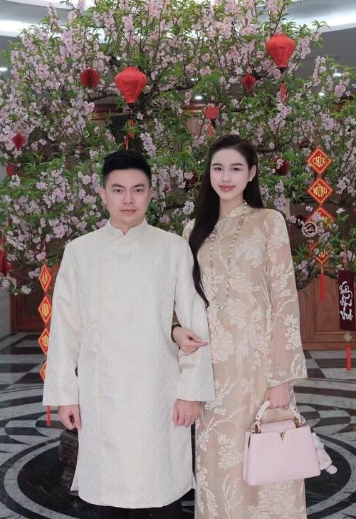 Hoa hậu Đỗ Thị Hà thường xuyên xuất hiện cùng chiếc Louis Vuitton Capucines BB màu hồng ngọt ngào đến từ Louis Vuitton. Thiết kế với phom dáng thanh lịch, gam màu nữ tính cùng chất liệu da cao cấp giúp nàng hậu dễ dàng phối hợp trong nhiều hoàn cảnh, từ dạo phố, cà phê đến tham dự sự kiện. Mẫu túi này có giá khoảng 185 triệu đồng và được xem là một trong những item nổi bật trong bộ sưu tập hàng hiệu của cô