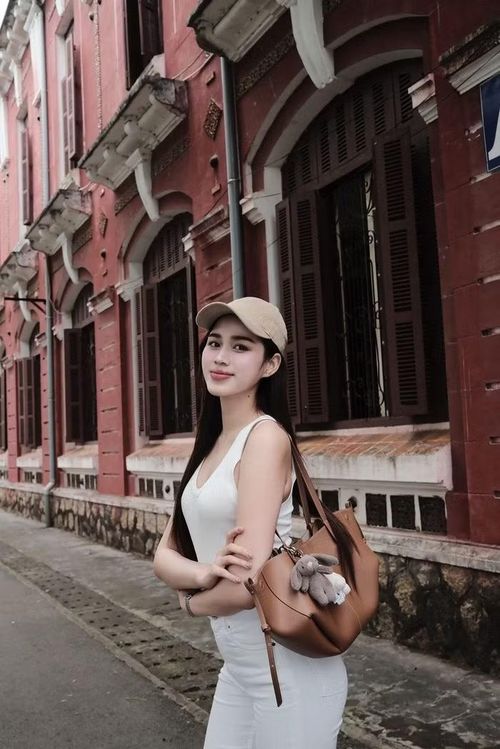 Bên cạnh các thiết kế xa xỉ từ Hermès, Hoa hậu Đỗ Thị Hà thời gian gần đây còn cho thấy sự yêu thích đặc biệt dành cho Polène. Người đẹp sở hữu mẫu Polène Cyme có giá khoảng 15 triệu đồng. Để tạo điểm nhấn trẻ trung, cô còn gắn thêm phụ kiện trên phần khóa túi, giúp tổng thể trở nên nổi bật và thời thượng hơn