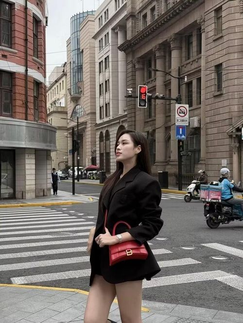 Ngoài ra, trong những chuyến du lịch và nghỉ dưỡng, Hoa hậu Đỗ Thị Hà còn ưu ái sử dụng chiếc Balenciaga Hourglass Bag màu đỏ nổi bật đến từ Balenciaga. Thiết kế da đỏ cá tính giúp tổng thể trang phục thêm thời thượng và cuốn hút. Mẫu túi này có giá khoảng 33 triệu đồng.