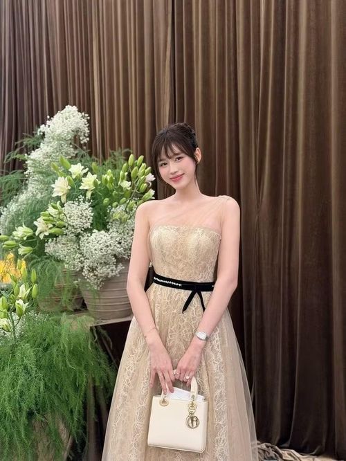 Giống nhiều nàng hậu khác, Hoa hậu Đỗ Thị Hà cũng dành sự yêu thích cho các thiết kế thanh lịch từ Dior — thương hiệu phù hợp với hình ảnh nữ tính, tiểu thư mà cô theo đuổi. Chiếc Lady Dior màu trắng được người đẹp sử dụng trong nhiều hoàn cảnh, từ tham dự sự kiện đến đi cà phê hay dạo phố thường ngày. Thiết kế này có giá khoảng 185 triệu đồng