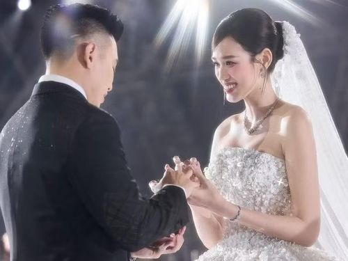 Dù đã về chung một nhà gần 1 năm, cặp đôi Viết Vương và Hoa hậu Đỗ Thị Hà vẫn nhận được sự quan tâm lớn từ công chúng. Người đẹp xứ Thanh vốn nổi tiếng với phong cách thời trang đời thường giản dị, thanh lịch, song lại sở hữu bộ sưu tập túi hiệu giá trị. Tủ đồ của cô quy tụ nhiều thiết kế đến từ các thương hiệu xa xỉ hàng đầu thế giới như Hermès, Dior, Chanel hay Polène