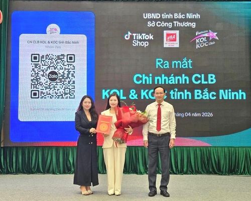 Bà Trần Thị Tân (ở giữa), Giám đốc Trách nhiệm xã hội TikTok Shop Việt Nam, Phó Chủ nhiệm Câu lạc bộ KOL &amp; KOC Việt Nam, Chủ nhiệm Chi nhánh Câu lạc bộ KOL &amp; KOC tỉnh Bắc Ninh. Ảnh: TT