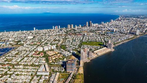 Bất động sản ven sông Hàn không chỉ là biểu tượng đẳng cấp mà còn là "thỏi nam châm" hút dòng tiền đầu tư mạnh mẽ. Ảnh: Ánh Dương.