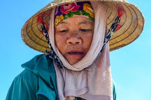 Vất vả, thu nhập lại bấp bênh nên hiện nay không còn người trẻ theo nghề, những cánh đồng muối chỉ còn người già bám trụ.