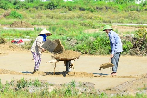 Dùng nước biển lọc qua cát đó sẽ được nước mặn hơn gọi là nước mặn độ 2. Lại tiếp tục phơi cát và dùng nước mặn độ 2 lọc qua cát đã phơi được nước mặn độ 3. Sau khi đổ đất, diêm dân sẽ múc nước từ kênh rải vào đất nền, mục đích làm cho đất nền đỡ khô, tăng độ thấm lọc cho nước muối.