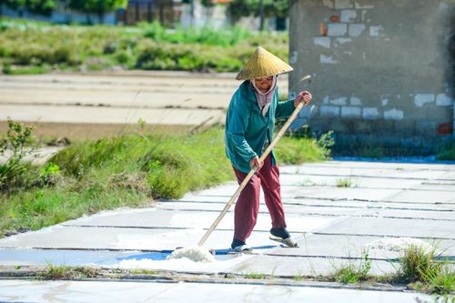 Khoảng thời gian từ 15-17h là khi nước biển bốc hơi để lại những hạt muối tinh khiết trên nền bê tông.