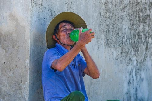 Ông Lê Văn Thuần, 72 tuổi, xã Hoa Lộc chia sẻ: “Những ai mới vào nghề thường bị sốc nắng, choáng váng, nhưng dân làng thì quen rồi. Có hôm nắng quá, người gầy lả đi, chỉ còn sức “bò” về đến nhà”.