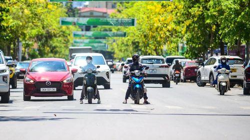 Theo Trung tâm Dự báo Khí tượng thủy văn quốc gia, ngày 26/5, khu vực từ Thanh Hóa đến Huế tiếp tục xuất hiện nắng nóng gay gắt và đặc biệt gay gắt với nhiệt độ phổ biến 38-40 độ C, có nơi trên 40 độ C. Tại Thanh Hóa, ngay từ khoảng 8-9 giờ sáng, nắng đã chói chang, nền nhiệt ngoài trời tăng nhanh khiến nhiều tuyến phố như hầm hập hơi nóng.