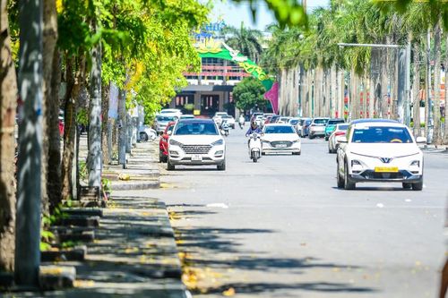 Theo dự báo, trong các ngày 26-27/5, khu vực đồng bằng Bắc Bộ, Phú Thọ và từ Thanh Hóa đến Huế tiếp tục duy trì nắng nóng gay gắt với nhiệt độ cao nhất phổ biến 37 - 40 độ C, có nơi trên 40 độ C. Cơ quan khí tượng nhận định nắng nóng ở Bắc Bộ có khả năng kéo dài đến khoảng ngày 28/5. Từ chiều tối và đêm 27 - 30/5, nhiều nơi có mưa rào và dông rải rác, cục bộ có nơi mưa to, nền nhiệt mới có xu hướng giảm dần.
