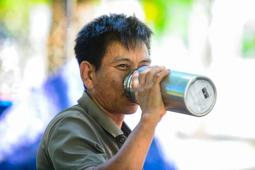Anh Trần Khả Tú (quê xã Triệu Sơn) cho biết, anh cùng nhiều lao động tự do xuống khu vực phường Hạc Thành nhận việc bốc vác thuê. Mỗi khi có khách gọi, cả nhóm lại tất bật lên đường giữa cái nắng như đổ lửa.