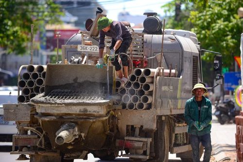 Theo anh Tú, làm việc ngoài trời trong điều kiện nhiệt độ có thời điểm vượt 40 độ C là vô cùng vất vả, nhưng vì gánh nặng mưu sinh, ai cũng phải gồng mình chịu đựng. “Có hôm làm liên tục dưới nắng gắt, người mệt lả đi là chuyện không hiếm gặp”, anh chia sẻ.