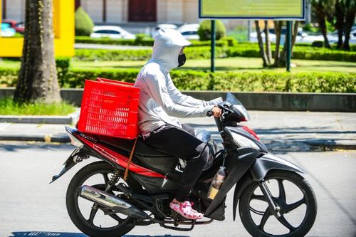 Trong dòng người tất bật giữa nắng gắt, những shipper vẫn liên tục di chuyển để kịp giao hàng. Chiếc áo thấm đẫm mồ hôi, khuôn mặt đỏ bừng vì nắng nóng nhưng nhiều người vẫn cố gắng bám đường để đảm bảo thu nhập.
