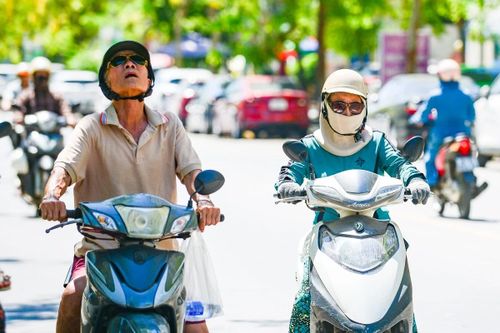 Nắng nóng kéo dài không chỉ khiến công việc thêm nhọc nhằn mà còn tiềm ẩn nhiều nguy cơ ảnh hưởng đến sức khỏe. Dưới tác động của bức xạ nhiệt và tia cực tím, người làm việc ngoài trời dễ rơi vào tình trạng mất nước, kiệt sức, say nắng.