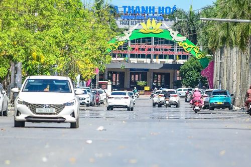 Dưới nền nhiệt ngoài trời hơn 40 độ C, các tuyến đường ở phường Hạc Thành như phủ một lớp hơi nóng dày đặc. Mặt nhựa đường hắt nhiệt bỏng rát, phía xa xuất hiện những dải ảo ảnh nhòe rung như mặt nước, khiến không gian càng trở nên ngột ngạt, oi bức.