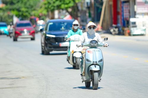 Bộ Y tế khuyến cáo người dân hạn chế ra ngoài trong khoảng thời gian từ 10 giờ đến 16 giờ hằng ngày, khi nắng nóng đạt đỉnh. Khi buộc phải làm việc ngoài trời, cần mặc quần áo chống nắng, đeo kính bảo hộ, bổ sung đủ nước và bố trí thời gian nghỉ ngơi hợp lý để tránh sốc nhiệt.
