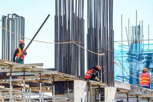 Tại các công trình xây dựng, công nhân vẫn miệt mài làm việc giữa nền nhiệt cao. Tiếng máy cắt, tiếng khoan bê tông vang lên giữa không gian oi bức. Nhiều người phải quấn khăn kín đầu, liên tục uống nước để chống mất sức.