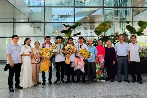 Các em Lê Duy Khánh và Mai Văn Khánh bên các thầy giáo và người thân.