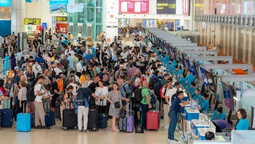 Không chỉ vé máy bay, phí hành lý hàng không mùa hè năm nay cũng đồng loạt tăng mạnh.
