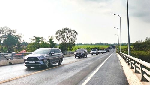Phương tiện nối đuôi nhau lưu thông trên tuyến tránh Long Xuyên, di chuyển chậm do lưu lượng tăng cao dịp cuối tuần. Ảnh: ĐĂNG LÂN
