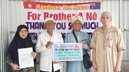 Ban Đại diện Cộng đồng Hồi giáo (Islam) tỉnh An Giang bàn giao nhà cho đồng bào Chăm có hoàn cảnh khó khăn trên địa bàn xã Châu Phong.