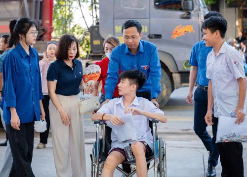Lực lượng thanh niên tình nguyện hỗ trợ thí sinh bị tai nạn giao thông đến điểm thi Trung học phổ thông Việt Yên số 2 (phường Tự Lạn).