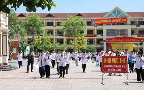 Thí sinh hoàn thành bài thi môn Ngữ văn tại điểm thi Trường Trung học phổ thông Ngô Sĩ Liên (phường Bắc Giang).