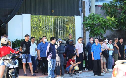 Phụ huynh kiên nhẫn chờ đón con trong cái nắng gay gắt.