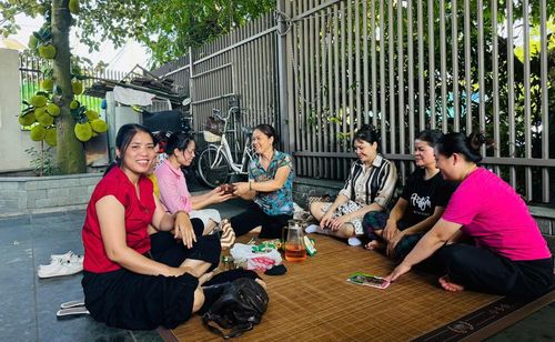 Gia đình bà Nguyễn Thị Lạng (áo xanh), khu Đương Xá 2, phường Kinh Bắc nhiệt tình hỗ trợ phụ huynh trong thời gian chờ đón con tại điểm thi Trung học phổ thông Lý Nhân Tông.