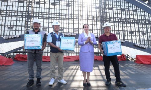 Phó Chủ tịch UBND thành phố Nguyễn Thị Anh Thi tặng quà động viên các đơn vị thi công khu vực khán đài và sân khấu chính. Ảnh: NGỌC HÀ