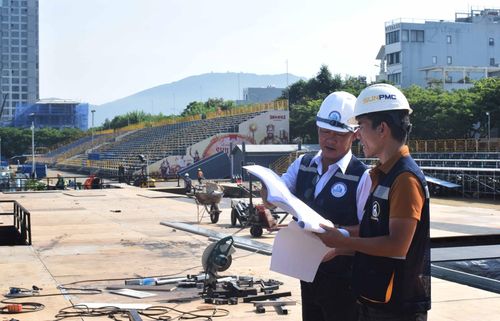 Ông Nguyễn Bá Hướng, Giám đốc Công ty TNHH Cơ khí và Xây dựng Nam Hương Việt (bìa trái) kiểm tra tiến độ công trình. Ảnh: ĐOÀN HẠO LƯƠNG