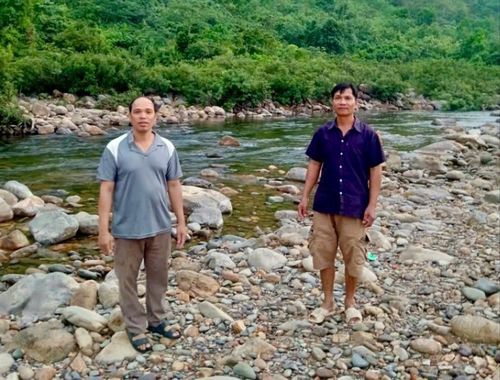 Ông Đinh Văn Như (bìa trái) cùng thành viên trong tổ bảo tồn kiểm tra tại suối Vũng Bọt. Ảnh: NVCC