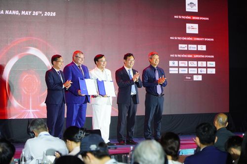 Các đồng chí lãnh đạo chứng kiến lễ trao biên bản ghi nhớ hợp tác đổi mới sáng tạo. Ảnh: VINH ANH