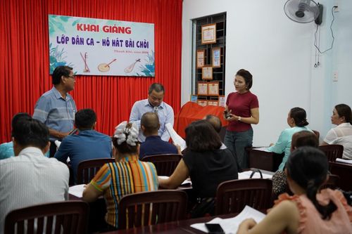 Lớp học dân ca - hô hát bài chòi trở thành nơi kết nối những người yêu nghệ thuật truyền thống. Ảnh: TRÂM ANH