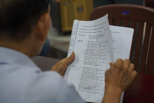 Nhiều người lớn tuổi tìm lại niềm yêu thích dân ca sau nhiều năm bận rộn mưu sinh. Ảnh: TRÂM ANH