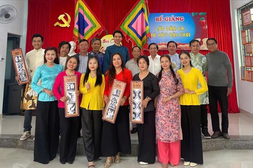 Học viên biểu diễn báo cáo tại lễ bế giảng lớp dân ca - hô hát bài chòi đầu tiên vào năm 2025. Ảnh: HỮU TRUNG