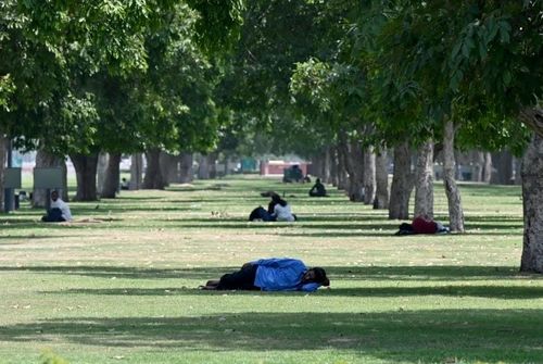 Người dân nghỉ tránh nắng dưới bóng râm tại New Delhi (Ấn Độ). Ảnh: Hindustan Times/Getty Images