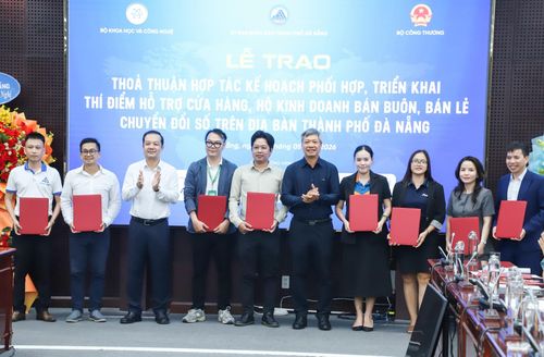 Trao Thỏa thuận hợp tác kế hoạch phối hợp, triển khai thí điểm hỗ trợ cửa hàng, hộ kinh doanh bán buôn, bán lẻ chuyển đổi số trên địa bàn thành phố Đà Nẵng. Ảnh: NGỌC PHÚ