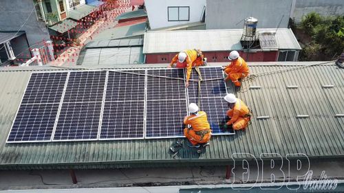Cán bộ Đội Điện lực khu vực Na Sang hỗ trợ người dân lắp đặt điện mặt trời mái nhà.