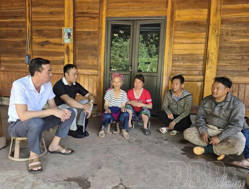 Cán bộ UBND xã Quảng Lâm tuyên truyền người dân bản Huổi Lắp chủ động phòng tránh thiên tai. 