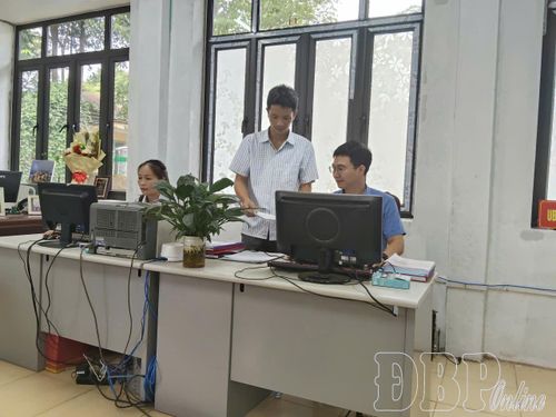 Công chức xã Tủa Thàng triển khai nhiệm vụ chuyên môn.