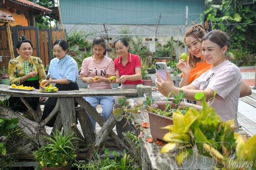 Du khách tận hưởng không gian thoáng đãng cùng trải nghiệm đậm chất địa phương.