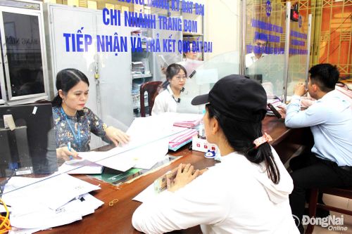 Cán bộ, công chức Trung tâm Phục vụ hành chính công phường Trảng Bom giải quyết thủ tục hành chính cho người dân.