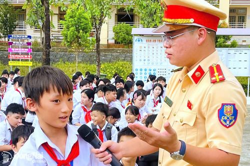 Các em học sinh Trường THCS và THPT Đồng Tiến (xã Đồng Tâm) đặt câu hỏi về an toàn giao thông đường bộ cho lực lượng chức năng. Ảnh: Mộc Miên