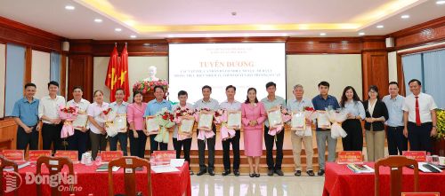 Đảng ủy xã Phú Riềng tuyên dương, khen thưởng các tập thể, cá nhân có nhiều nỗ lực, tích cực trong thực hiện nhiệm vụ chính quyền địa phương 2 cấp. Ảnh: Vũ Nguyện