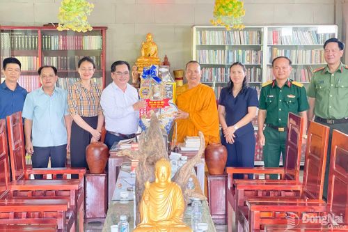 Lãnh đạo phường Tân Phú thăm, chúc mừng tại chùa Pháp Trụ nhân dịp Đại lễ Phật đản năm 2026. Ảnh: Minh Long
