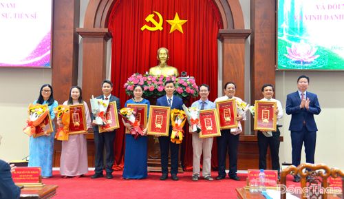 Phó Chủ tịch UBND tỉnh Đồng Tháp Huỳnh Minh Tuấn trao Khánh vàng và tặng hoa chúc mừng các trí thức được công nhận học hàm Giáo sư, Phó Giáo sư.