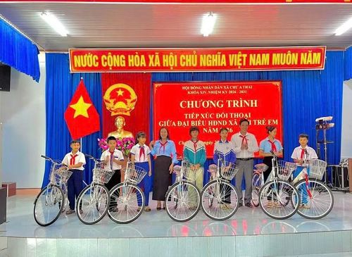  HĐND xã Chư A Thai tặng xe đạp cho các em học sinh có hoàn cảnh khó khăn. Ảnh: ĐVCC 